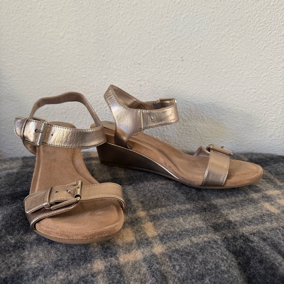 Giani Bernini Bryana Open-Toe Sandals Gold Memory Foam Wedge Metallic Size 9.5 - Picture 10 of 11